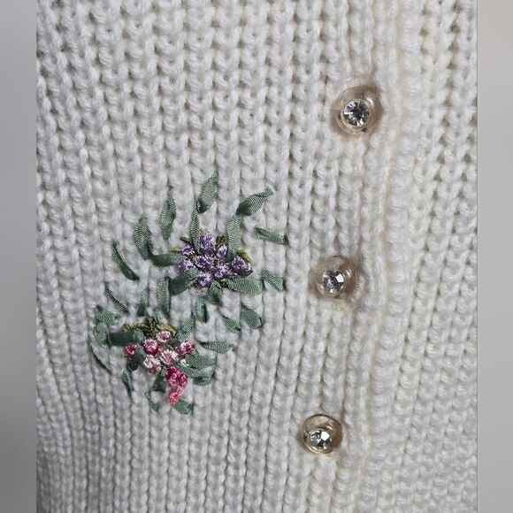 White Handknit Embroidered Collared Vintage Cardigan - Picture 6 of 9